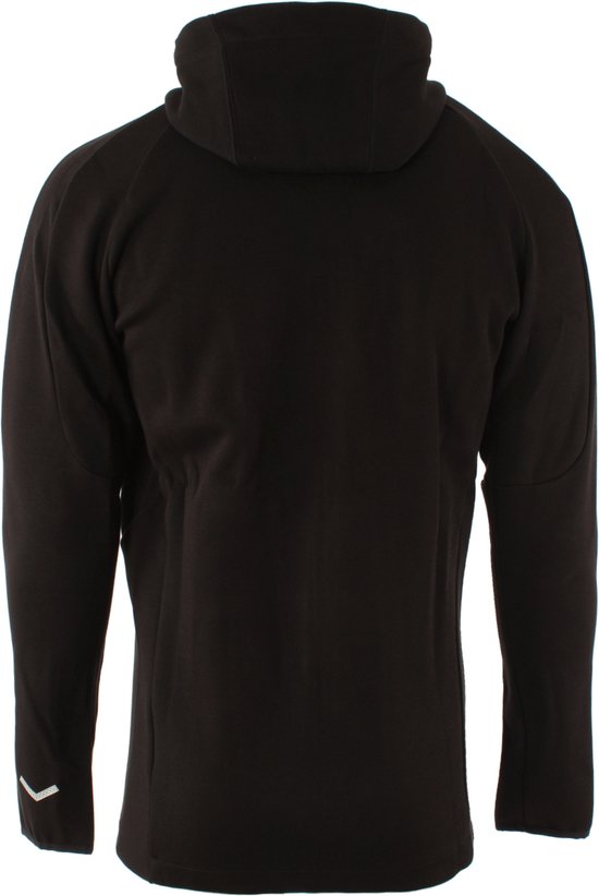 Zicht op de achterkant van een zwarte Puma hoodie met capuchon.