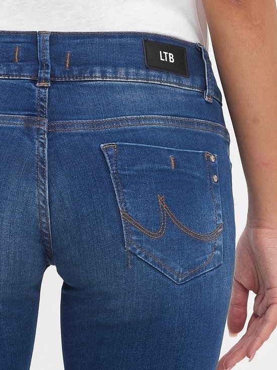 Detail van achterkant blauwe jeans met LTB-label en geborduurde zakken.