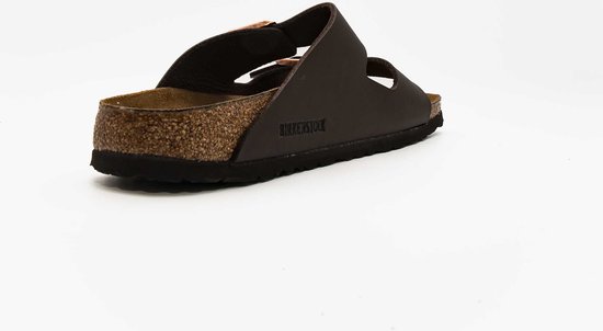 Achterkant van bruine Birkenstock Arizona slipper met kurken zool.