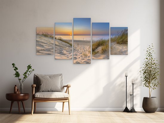 Vijfluik canvasprint van een zonsondergang op het strand met duinen, hangend boven een stoel.