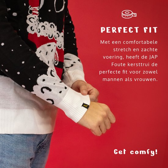 Close-up van een man die een zwarte kersttrui met "Holly Jolly" en lichtjes aanpast. Tekst "PERFECT FIT" en "Met een comfortabele stretch en zachte voering, heeft de JAP Foute kersttrui de perfecte fit voor zowel mannen als vrouwen."