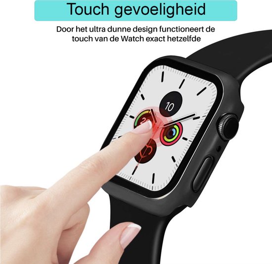 Vinger raakt een Apple Watch aan met zwarte beschermhoes, toont de gevoeligheid van het touchscreen.