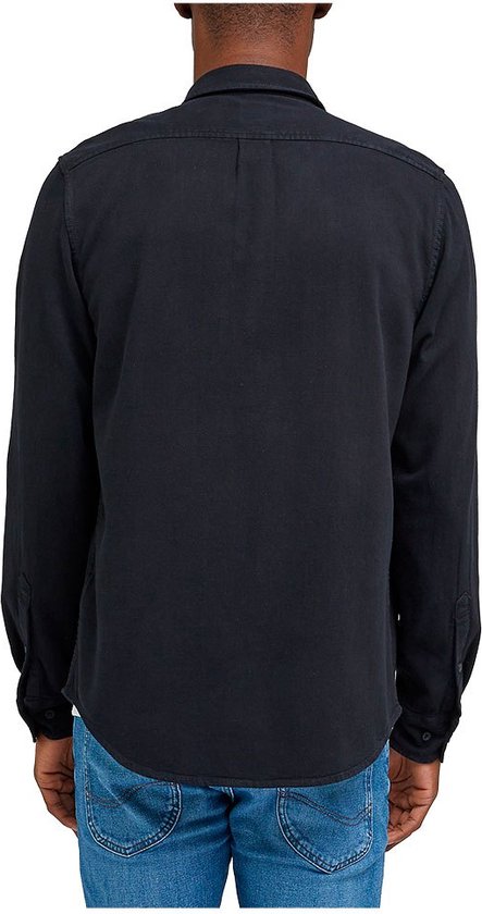 Achterkant van een man in een donkerblauw overhemd met lange mouwen, kraag en spijkerbroek.
