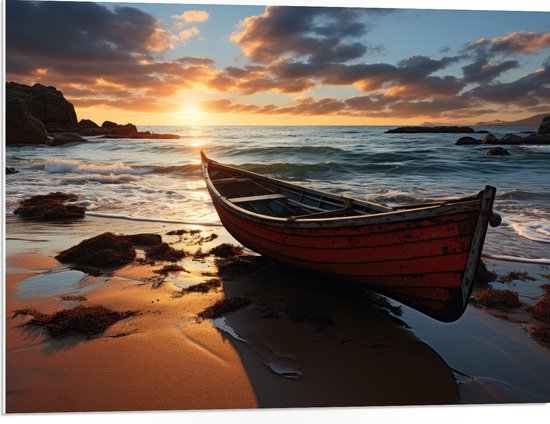 PVC Schuimplaat - Zand - Boot - Zonsondergang - Zee - Golven - Rotsen - 80x60 cm Foto op PVC Schuimplaat (Met Ophangsysteem)