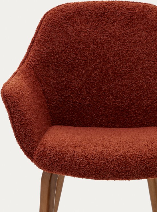 Kave Home - Aleli-stoel in terracotta schapenvacht en massief essenhouten poten met natuurlijke walnoo