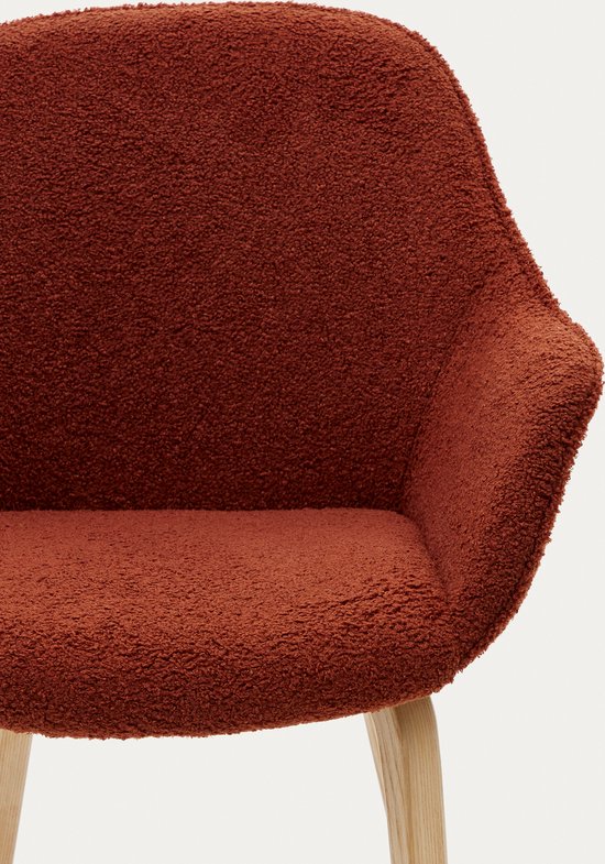 Kave Home - Aleli-stoel in terracotta schapenvacht en massief essenhouten poten met natuurlijke afwerk
