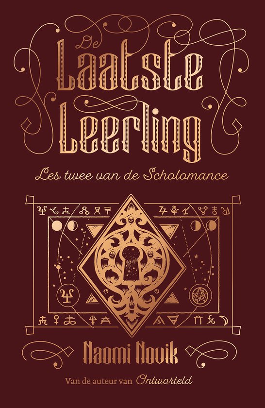 Gouden letters op een bordeauxrode omslag met de titel 'De Laatste Leerling' en een slot met magische symbolen.