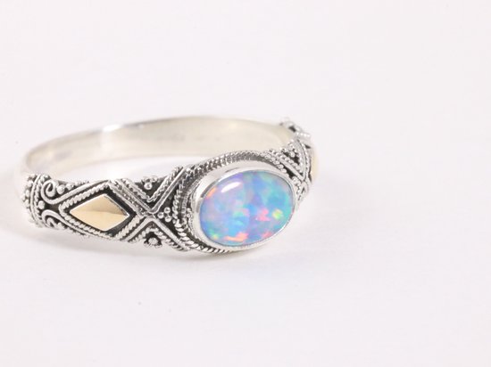 Fijne bewerkte zilveren ring met Australische opaal en 18k gouden decoraties - maat 16.5