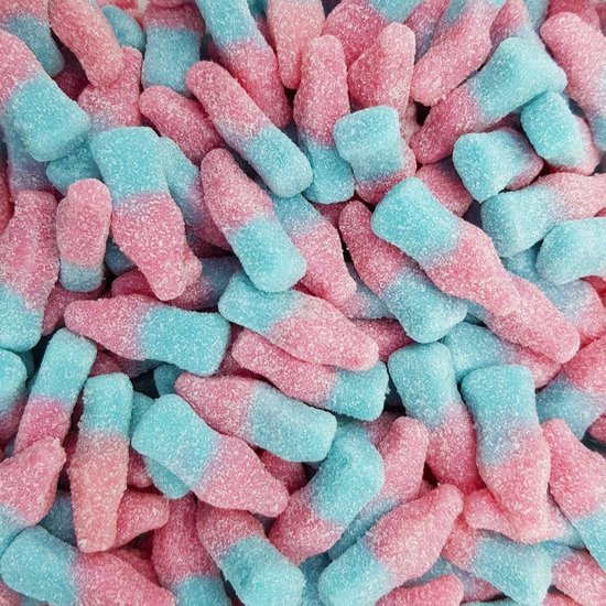 Zure bubblegum flesjes in roze en lichtblauw, bedekt met suiker.