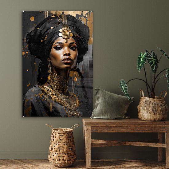 Portret van een vrouw met zwarte tulband en gouden sieraden, in een kamer met manden.
