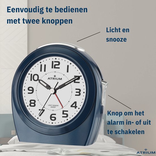 Donkerblauwe wekker met witte wijzerplaat. Twee knoppen voor licht/snooze en alarm aan/uit.