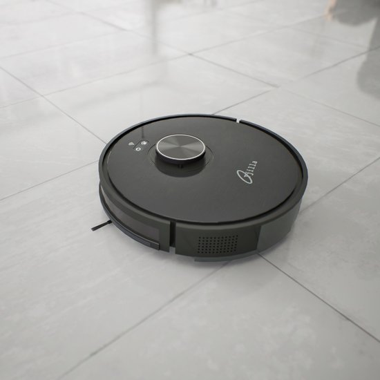 Zwarte ronde robotstofzuiger Tjilla C150 op een lichte, betegelde vloer.