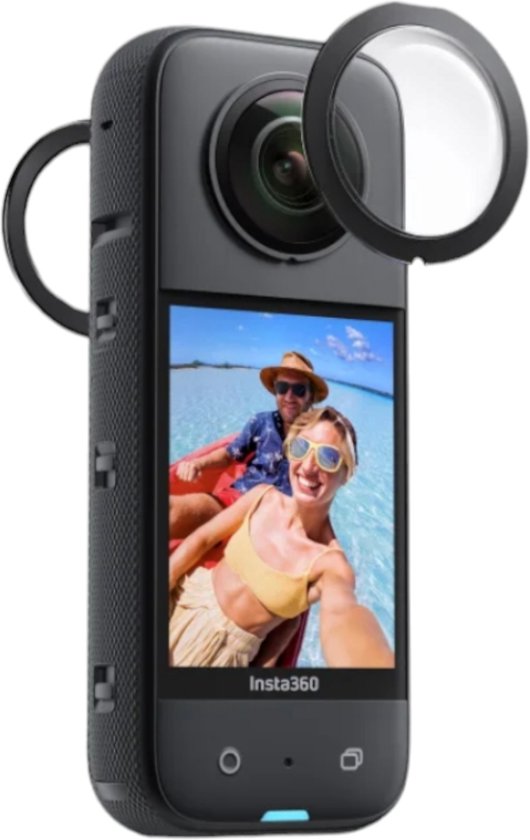 Zwarte Insta360 X3 camera met scherm waarop een koppel te zien is, met een losse lensbeschermer ernaast.
