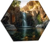 Dibond Hexagon - Waterval - Water - Rotsen - Planten - Zon - 30x26.1 cm Foto op Hexagon (Met Ophangsysteem)