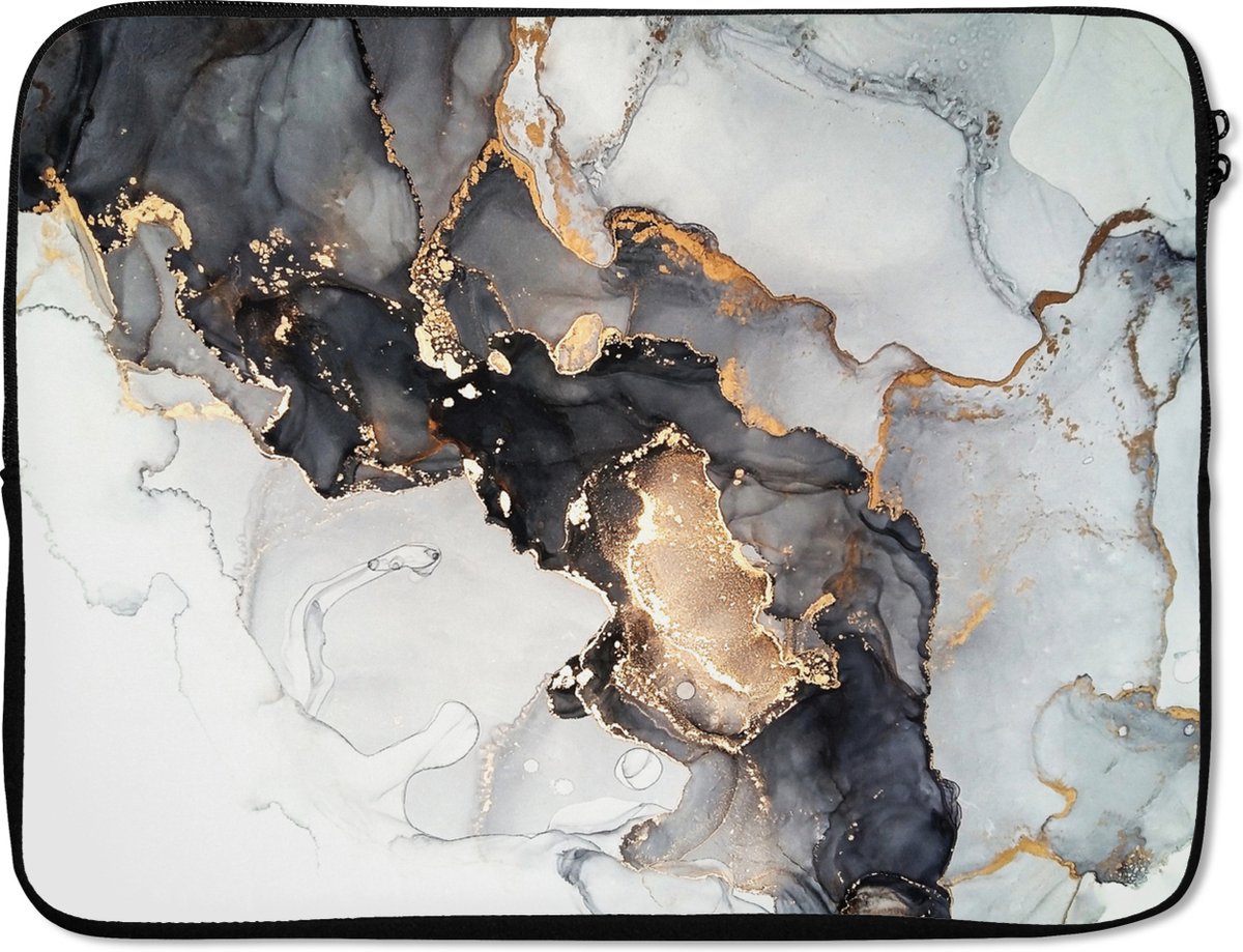Laptophoes 15.6 inch - Marmer print - Zwart - Wit - Goud - Luxe - Abstract - Laptop sleeve - Binnenmaat 37x26 cm - Zwarte achterkant - Back to school spullen - Schoolspullen jongens en meisjes middelbare school - Macbook air hoes - Chromebook sleeve