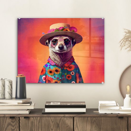 MuchoWow® Glasschilderij 40x30 cm - Schilderij acrylglas - Meerkat - Bloemen - Hoed - Dieren - Portret - Stokstaartje - Foto op glas - Schilderijen