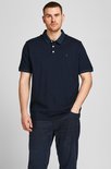 Man in donkerblauw poloshirt met wit geborduurde "&" op borst, navy kraag, drie witte knopen.