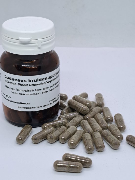 Bruine capsules met plantaardige inhoud, naast een bruin flesje met een wit deksel. Tekst: Caduceus kruidenapotheek Alkaline Blend Capsules.