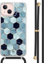 Casimoda® hoesje met zwart koord - Geschikt voor iPhone 13 - Blue Cubes - Afneembaar koord - TPU/acryl - Blauw