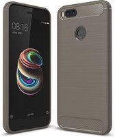 Voor Xiaomi Mi 5X koolstofvezel TPU geborstelde textuur schokbestendige beschermhoes (grijs)