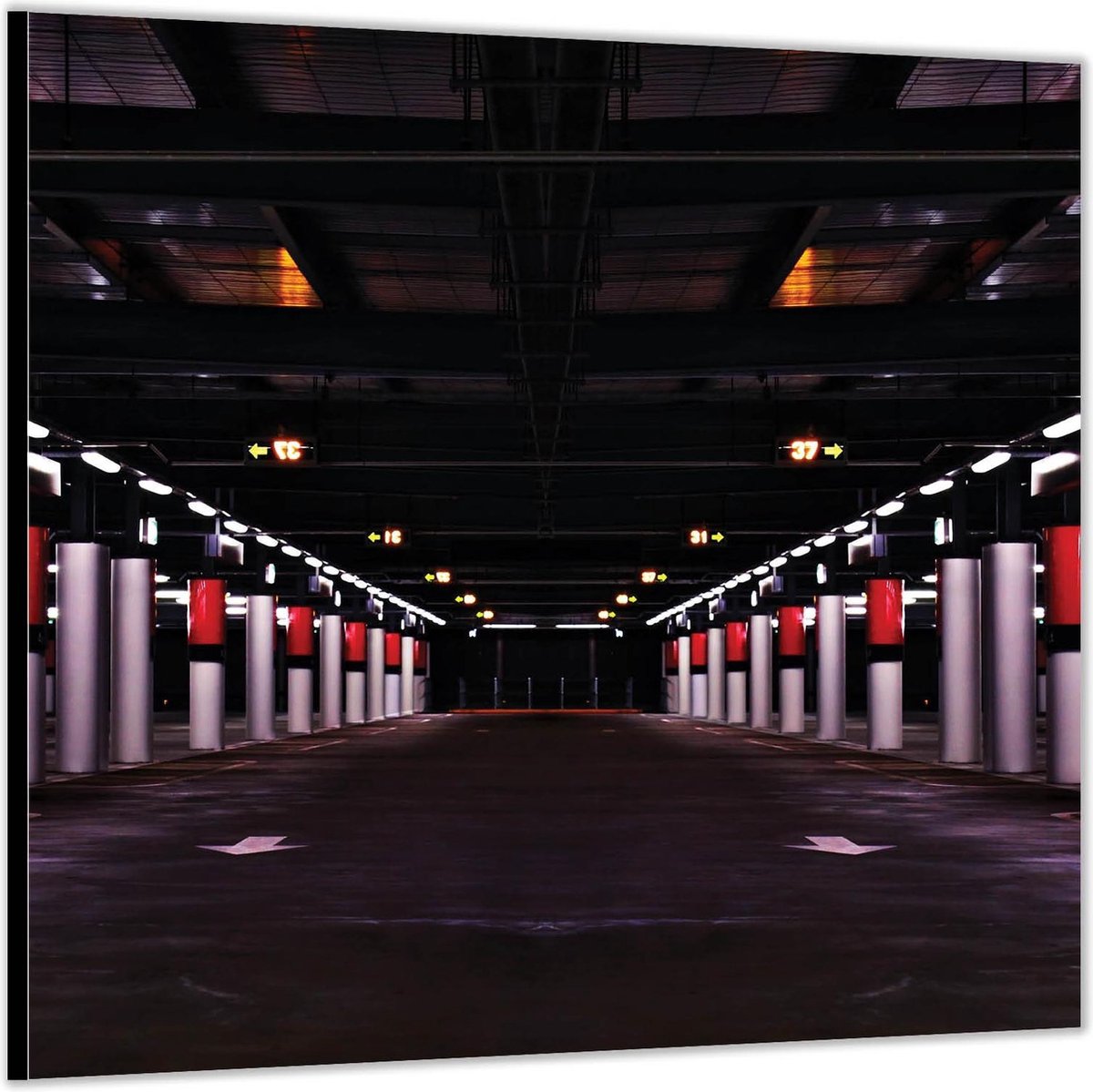 Dibond –Parkeergarage met rode Palen– 100x100 Foto op Aluminium (Wanddecoratie van metaal)