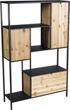 Boekenkast met gesloten houten deuren en open vakken.
