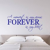 Muursticker A Moment In My Arms, Forever In My Heart - Donkerblauw - 120 x 57 cm - slaapkamer woonkamer engelse teksten