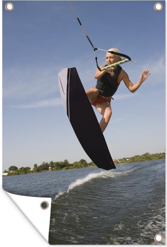 Foto: Tuinposter tuindoek tuinposters buiten een sportief meisje maakt een jump met een wakeboard 80x120 cm tuin