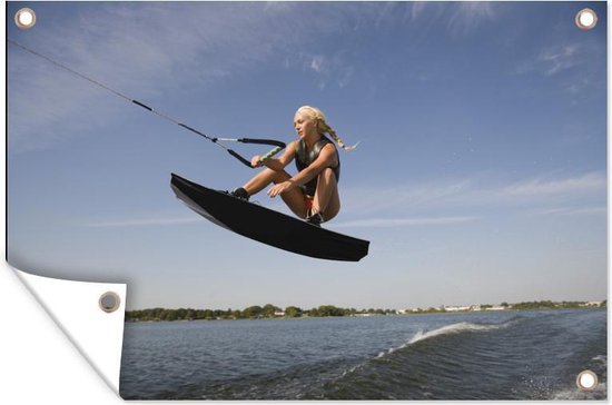 Une femme sportive s'agenouille sur un poster de jardin wakeboard 180x120 cm - Toile de jardin / Toile d'extérieur / Peintures d'extérieur (décoration de jardin) XXL / Groot format!