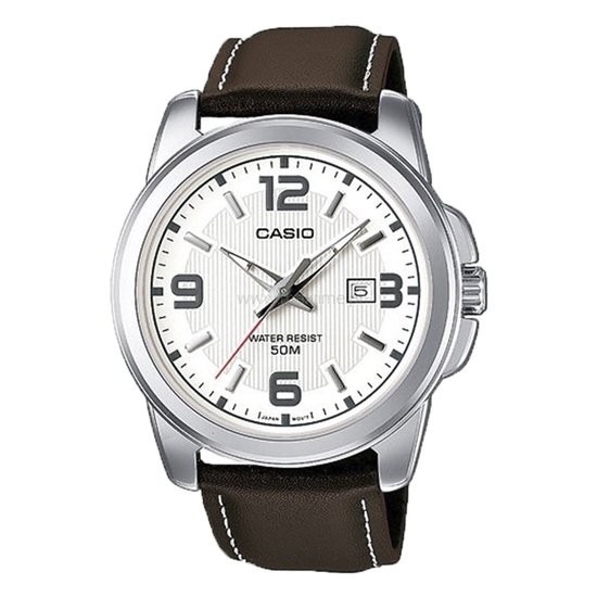 Montre Casio argentée avec cadran blanc, chiffres noirs et bracelet en cuir marron.