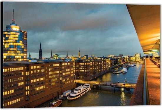 Dibond -Rivier door de Stad met Lampjes- Foto op Aluminium (Met Ophangsysteem)