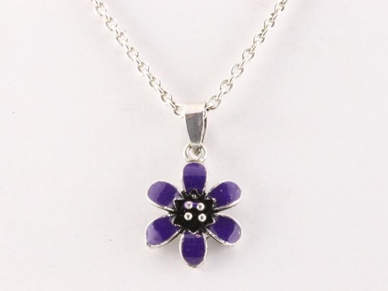 Délicat pendentif en argent en forme de fleur avec émail violet sur une chaîne