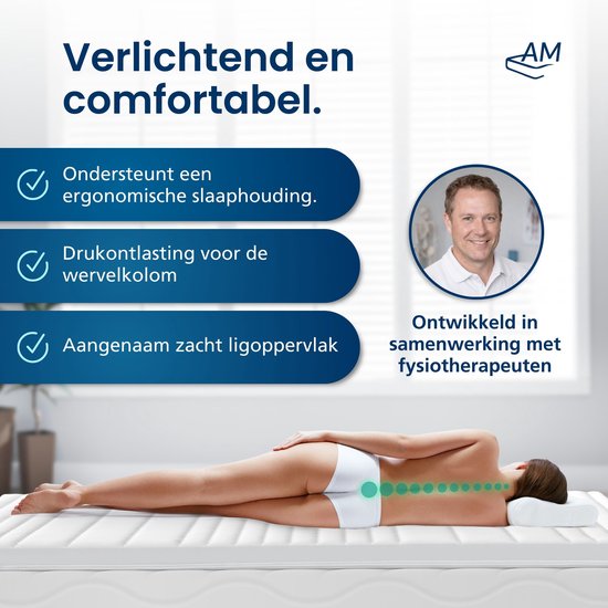 Vrouw ligt op haar rug op een matras, met de nadruk op ergonomische ondersteuning.