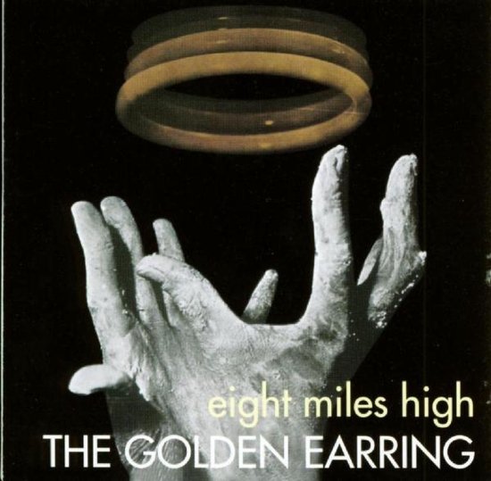 Albumhoes met de titel 'Eight Miles High' van The Golden Earring. Boven twee handen in de lucht zweven drie gouden armbanden.