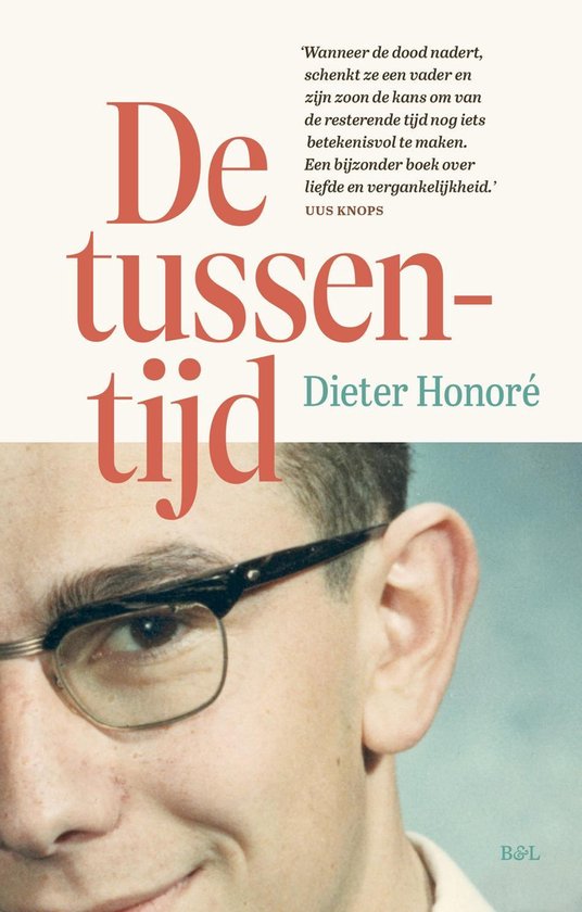 Boek 'De tussentijd' met op de cover een close-up van een man met bril, met tekst in het rood en wit.