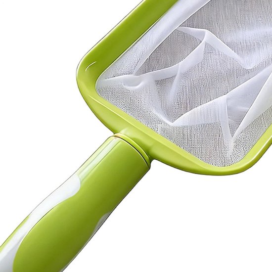 Gedetailleerde close-up van de groene en witte handgreep en het fijne witte net van een zwembadschep.