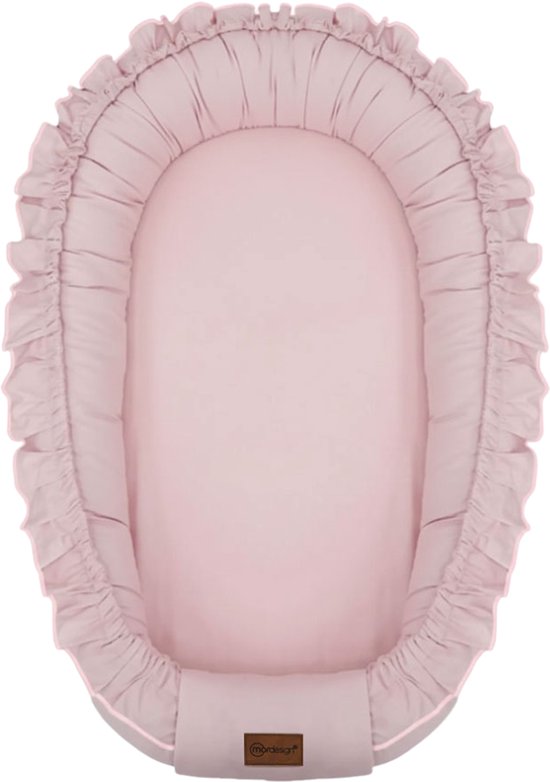 Roze babynestje met ruches en een leren label.