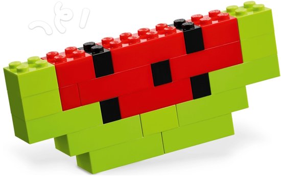 Een LEGO-watermeloen met groene schil, rode binnenkant en zwarte pitjes.