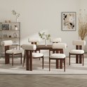 Vijf beige eetkamerstoelen met houten frame staan rond een donkerbruine tafel.
