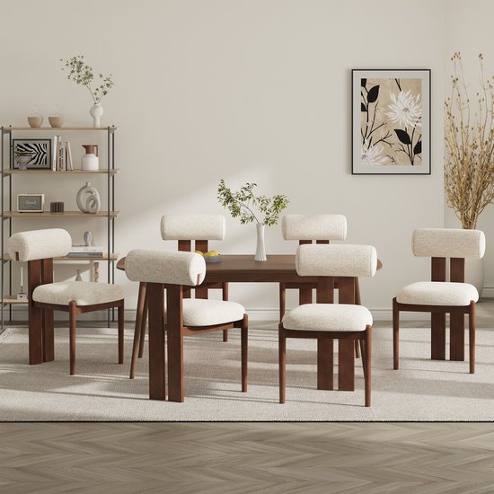 Vijf beige eetkamerstoelen met houten frame staan rond een donkerbruine tafel.