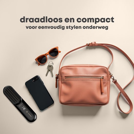 Een zwarte stijlbortsel, smartphone, sleutels en oranje zonnebril liggen naast een bruine tas.