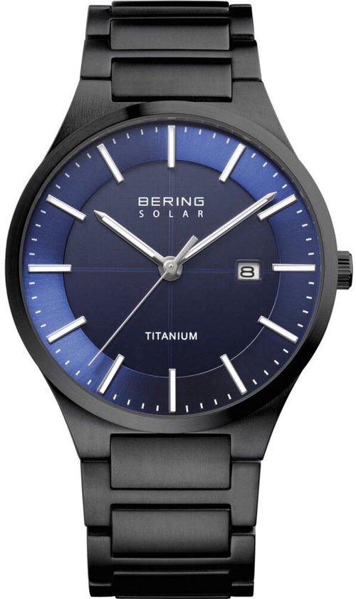 Zwart titanium herenhorloge met blauwe wijzerplaat, datumvenster en zilverkleurige indexen.