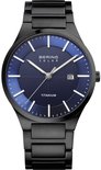 Zwart titanium herenhorloge met blauwe wijzerplaat, datumvenster en zilverkleurige indexen.