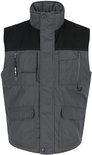 Grijze bodywarmer met zwarte schouders, hoge kraag, zakken en ritsen.