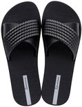 Bovenkant van zwarte Ipanema slippers met gestructureerde, gevlochten band.