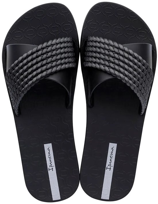 Bovenkant van zwarte Ipanema slippers met gestructureerde, gevlochten band.