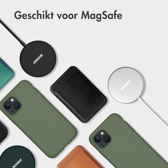 Diverse telefoonhoesjes, MagSafe opladers in zwart en zilver, en een zwart telefoonhoesje.