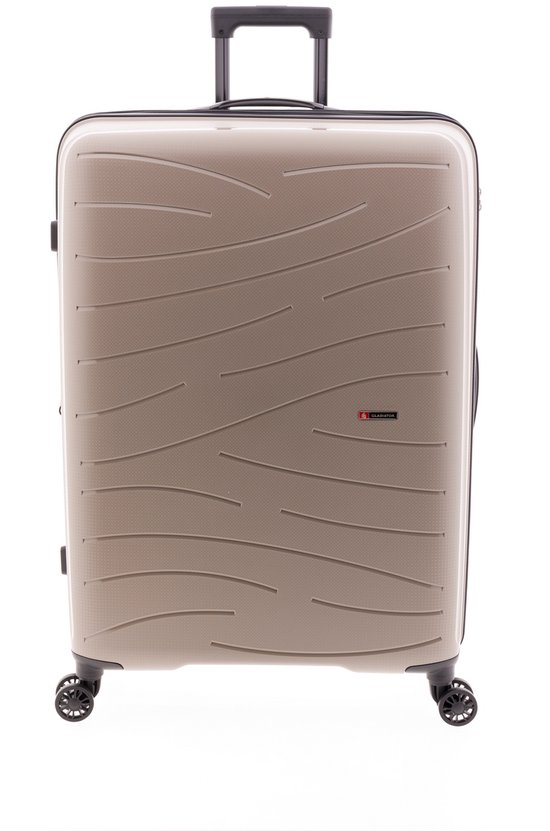 Beige koffer met golvende lijnen, uitschuifbare handgreep en wielen.