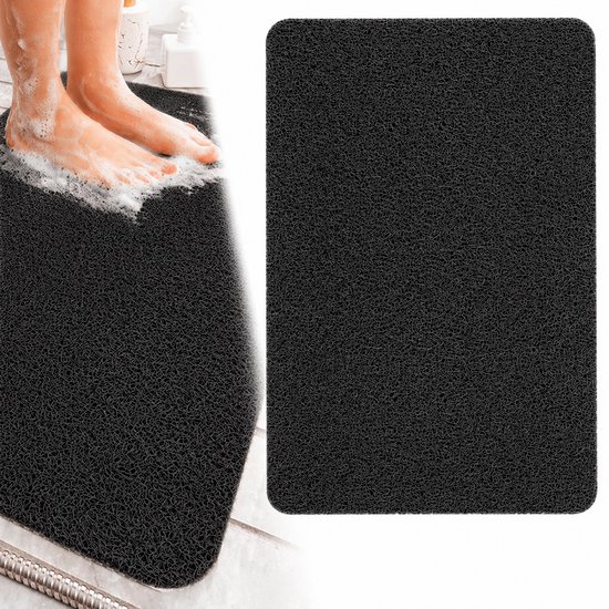 Linkerhelft toont voeten met schuim op een zwarte antislip douchemat, rechterhelft toont een effen zwarte douchemat.