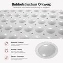 Close-up van grijze antislip douchemat met ronde noppen.